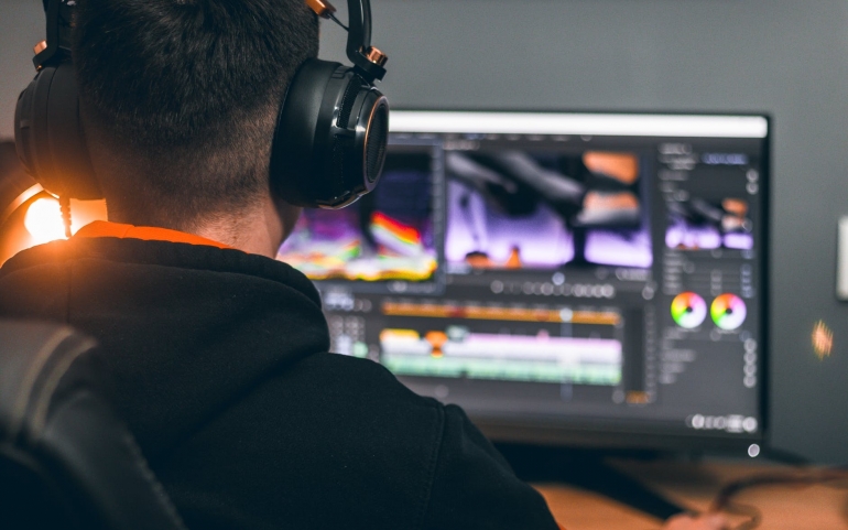 Ilustrasi seseorang sedang melakukan video editing. | pexels