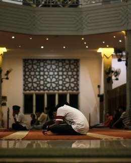Meskipun mengantuk saat tarawih, tapi tetap semangat demi terkumpulnya tugas sekolah selama Ramadan (Ilustrasi: unsplash.com/Rifky Nur Setyadi)