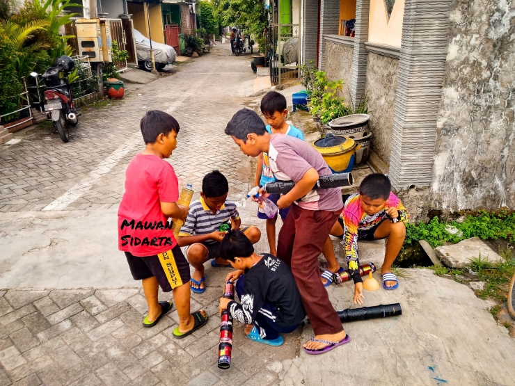 Anak-anak zaman now mengganti mercon dengan basoka-basokaan yang dibuat dari rangkaian kaleng bekas rokok (Dokumentasi Mawan Sidarta) 