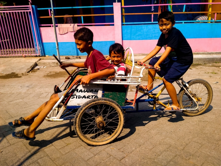 Masih seperti zaman saya dulu, anak-anak zaman now juga suka bermain becak mini (Dokumentasi Mawan Sidarta)