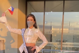 Miss Universe Philippines mengibarkan bendera negaranya saat bertolak ke Amerika Serikat guna memulai karantina mandiri dan persiapan menghadapi Miss Universe 2020 do Florida. - Sumber ABS CBN