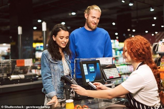 Wanita tidak harus selalu dibiayai saat kencan. Sumber foto: Shutterstock/Garetsworkshop