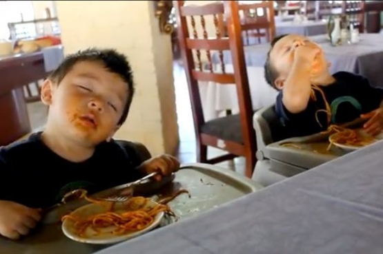 ilustrasi anak yang makan sambil tidur, sumber Hipwee.com