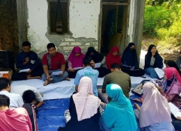 Kegiatan remaja Masjid Taqwa Sedayulawas, di komplek Telaga yang berada di lereng bukit Menjuluk. (dok. pribadi)