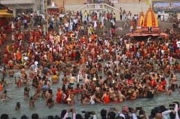 Umat Hindu yang berendam di Sungai Gangga, India untuk ritual Kumbh Mela | Foto diambil dari Kompas