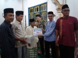 Tim Safari Ramadhan Padang Pariaman Menyerahkan Sumbangan Kepada Pengurus Masjid Raya Koto Padang Nagari Sikucua Barat