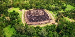 Candi Borobudur (sumber: traveler.byunique.com)