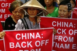 Demonstran gabungan dari Filipina dan Vietnam melakukan aksi protes di depan Konsulat China di kota Makati, Filipina, beberapa tahun yang lalu. China menjadi ancaman besar bagi Filipina dan Vietnam di Laut China Selatan. | Sumber: Jose Del/Rappler
