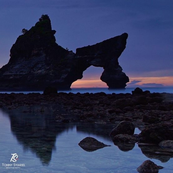 Batu Bolong di Pantai Atuh, Nusa Penida. Sumber: koleksi pribadi