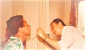 ket.foto: saat diperiksa dokter Teoh Cho Kheng di R.S Mount Elisabeth tahun 1978/dokumentasi pribadi