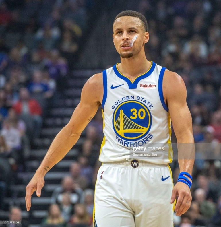 Stephen Curry memikat penggemar lewat permainan basketnya sembari menorehkan rekor individual (Sacramento Bee/Getty Images)