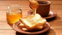 Kojima dipadukan dengan roti, roti selai kojima (foto dari bacaterus.com)