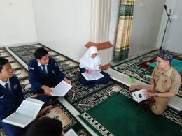 Mengajar Seni Baca Quran terkadang menguras suara. Dok. Ozy V. Alandika
