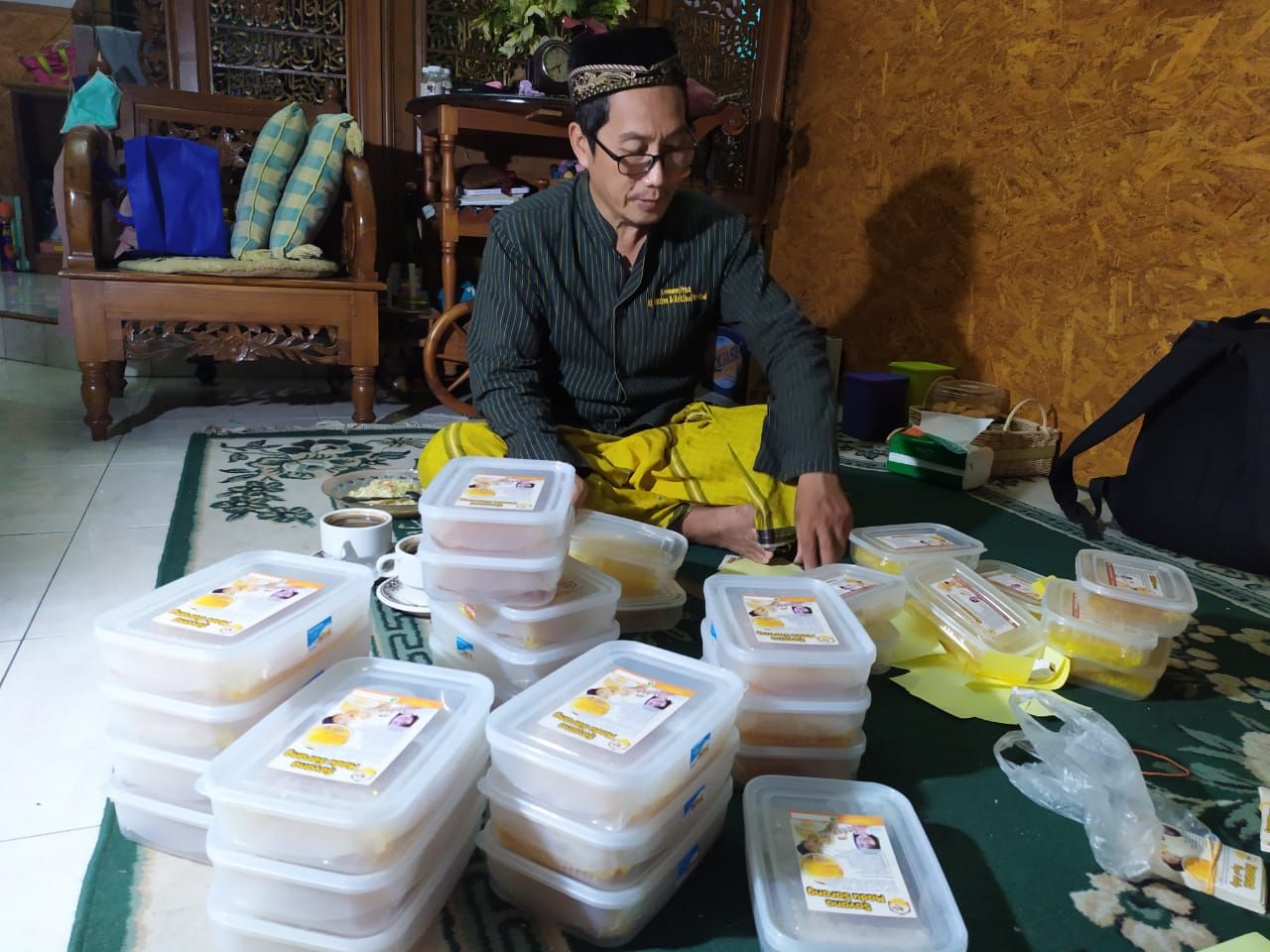 Madu lengkap menjaga nutrisi selama puasa. Kesibukan packing madu kami pada Ramadhan 2020. (Dok IH)