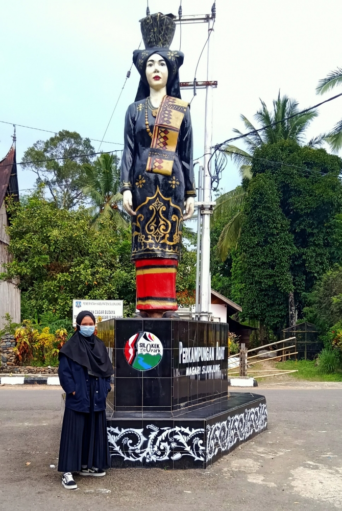 Patung Puti Junjung yang menjadi salah satu ikon Desa Adat Sijunjung / dokpri