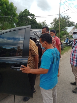 Mulai Bp Uskup Edmon Woga C.Ss.R membagi bantuan bencana bnjir bndang dan badai seroja di Mauliru,Kambera, SUMBA TIMUR dari Jakarta , persatuan Gereja Katolik