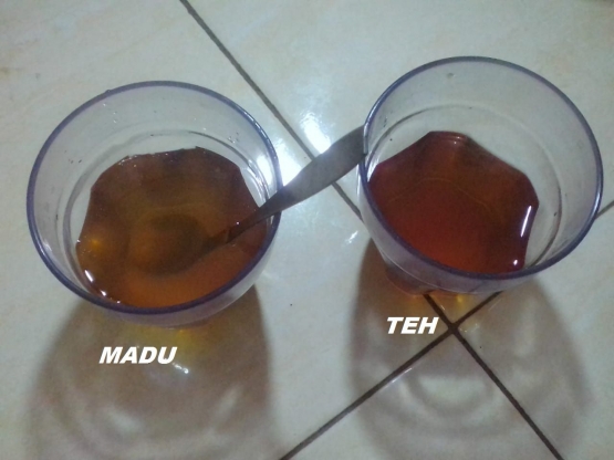 Yuk, minum madu! Sumber: Dokumentasi Deddy Husein S.