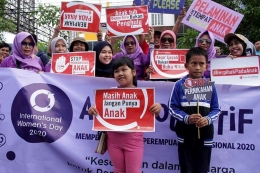 Peserta yang ikut aksi memperingati Hari Perempuan Internasional di Makassar. (Sumber: ANTARA FOTO/ARNAS PADDA)