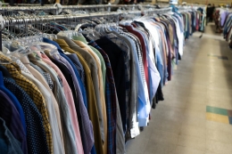 Bisnis thrift shop yang mengandalkan fashion secondhand/bekas (Pexels)