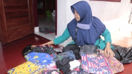 Ceu Alit saat melakukan kegiatan menjual pakaian, Minggu (11/04/2021)