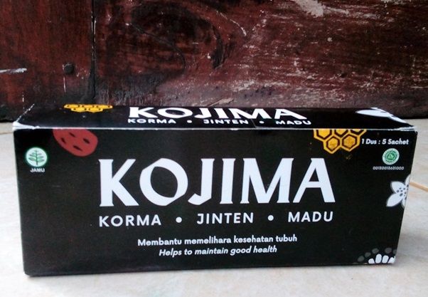 Salah satu kemasan KOJIMA dengan dominan warna hitam (Sumber: dokumen pribadi)