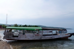 Kapal yang digunakan untuk menyeberang Pulau Moyo (Dokpri)