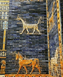 Potret arkeologi patung binatang di dinding Gerbang Ishtar di Babilonia (https://www.instagram.com/sanattarihplatformru)