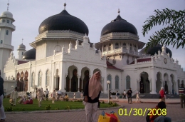 Di depan masjid raya Baiturrahman yang terletak di Banda Aceh. (Foto: dokpri)