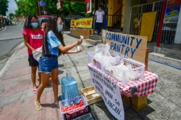 Salah satu contoh Community Pantry di salah satu sudut kota Marikina, Filipina. Sumber foto: Mark Demayo/ ABS-CBN News 