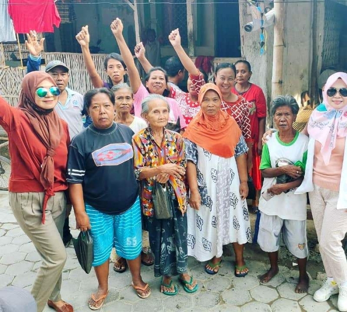 Kehadiran Ibu Yuli menjadi penyemangat kaum duafa. Sumber: Dokpri