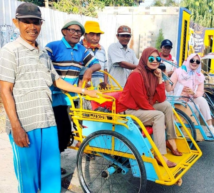 Keakraban dan keikhlasan Ibu Yuli selalu dinanti para tukang becak. Sumber: Dokpri