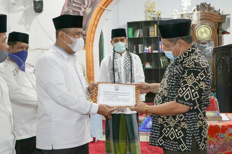 Wakil Walikota Pariaman Mardison Mahyudin Serahkan Sumbangan Kepada Pengurus Mesjid Taratak Pariaman Tengah