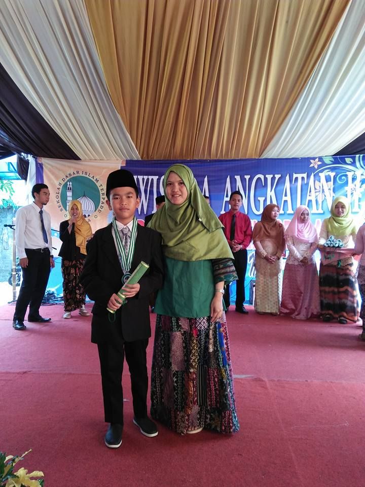Foto 4 tahun lalu ketika sedang wisuda SD. Ibu tampak senang karena saya mendapat nilai yang terbaik (Dok Pribadi)