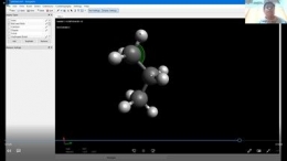 Gambar 3 menunjukkan proses naras umber menyampaikan pemaparan materi menggambar molekul untuk ditampilkan dalam video pembelajaran.