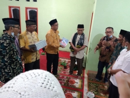 Tim 19 Safari Ramadhan Padang Pariaman Menyerahkan Sumbangan Kepada Pengurus Musholla Olo Simauang Nagari Sikucur, dok. pribadi