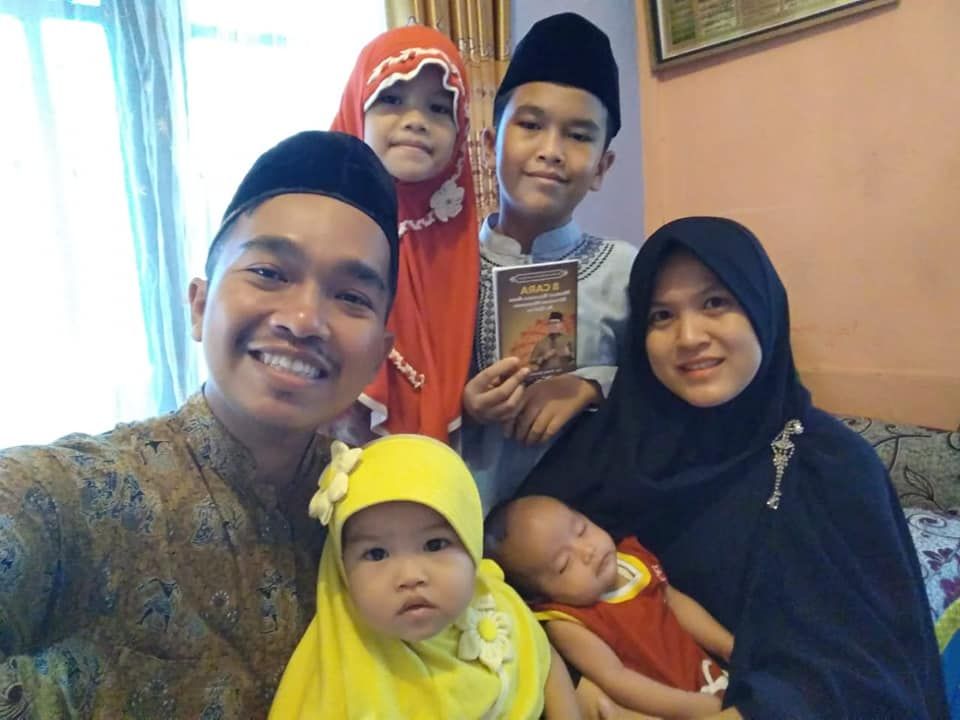 Foto 3 tahun lalu sewaktu adik saya baru ada 3. Kami sedang berfoto dengan buku 