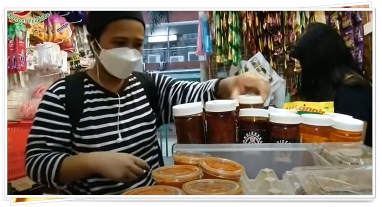Andie menitipkan sambal buatannya untuk dijual di salah satu toko makanan Indonesia di Hong Kong (dok. Wahyuni Susilowati)