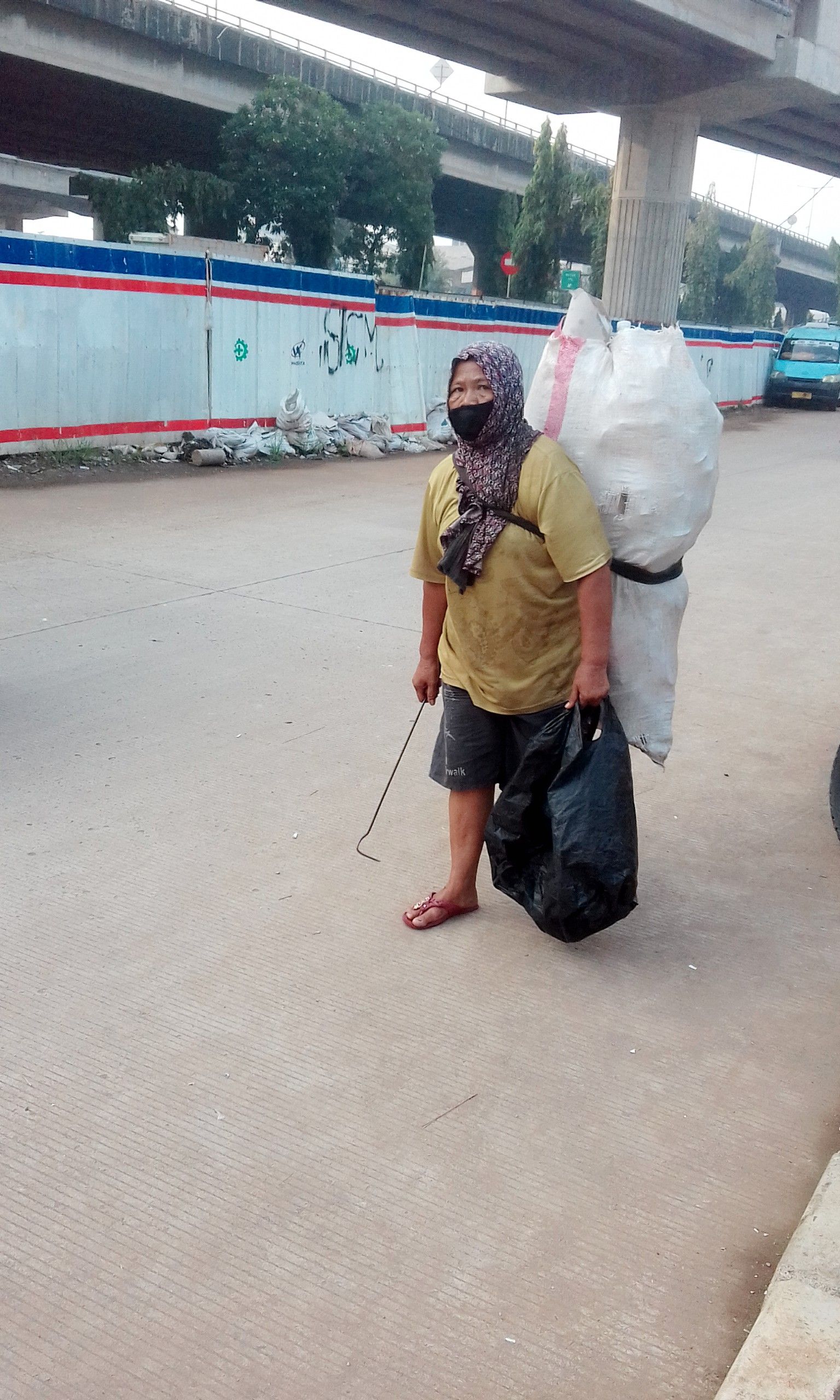 Wanita tua pemulung di samping pintu keluar Tol Pedati Jak-Tim (dok.pribadi)