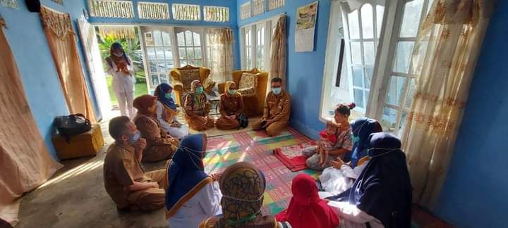 Kadis kesehatan padang pariaman yutiardy rivai bersama tim melakukan kunjungan lapangan ke rumah warga yang anak dapat gizi buruk. (foto dok adek candra rasul)