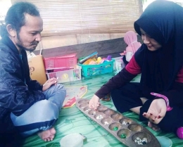 Uni Tya dan Penulis bermain congklak (Sumber Gambar : Dokumentrasi Pribadi zaldy chan)