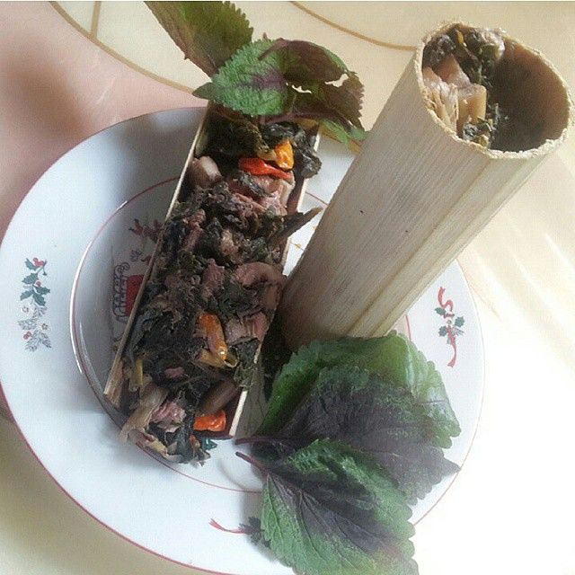 Daun mayana' yang sudah dimasak dalam bambu dengan daging - pa'piong (source:lifestyle.okezone.com)