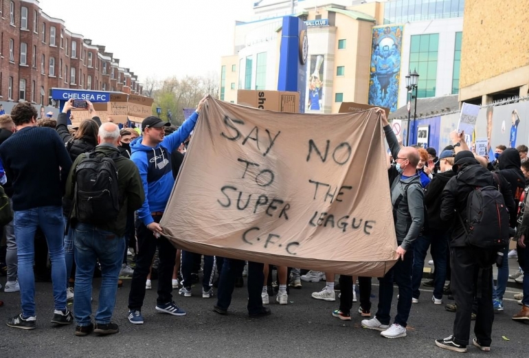 Fans Chelsea melakukan protes di depan Stamford Bridge tepat sebelum laga Chelsea vs Brighton dalam lanjutan Liga Inggris. Foto: Goal Indonesia