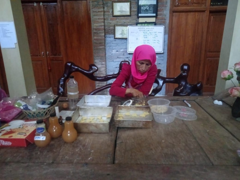 Ibu Nuri bereksperimen membuat biskuit ikan dan sirup kedondong / markisa - Foto koleksi pribadi ibu Nuri