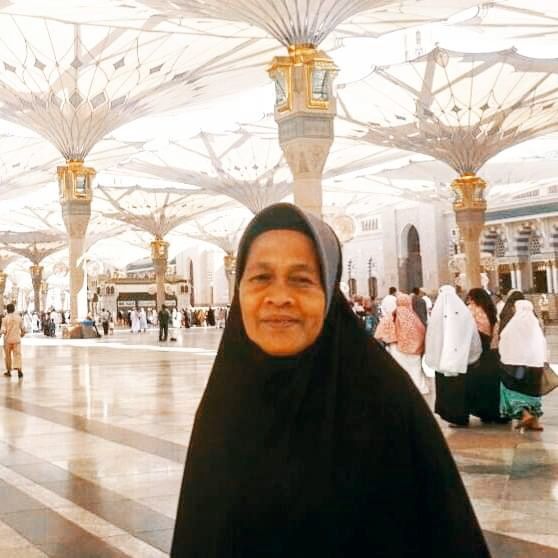Ibu saya berpose di pelataran Masjid Madinah Arab Saudi saat menunaikan ibadah umrah pada tahun 2014, jauh sebelum pademi (Dokumentasi MUIS SUNARYA)