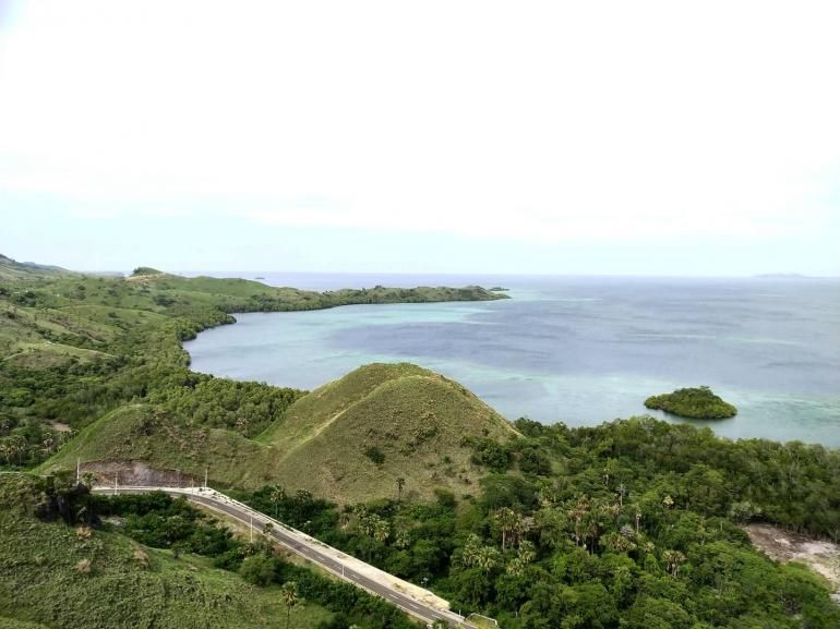 Panorama Bukit Silvia jelang sore hari. Bukit Silvia terletak di selatan Labuan Bajo, Flores. (Dokpri)