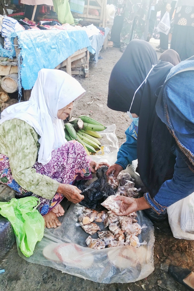 Perjuangan menghadirkan picung. Tega masih nawar? Dok pribadi