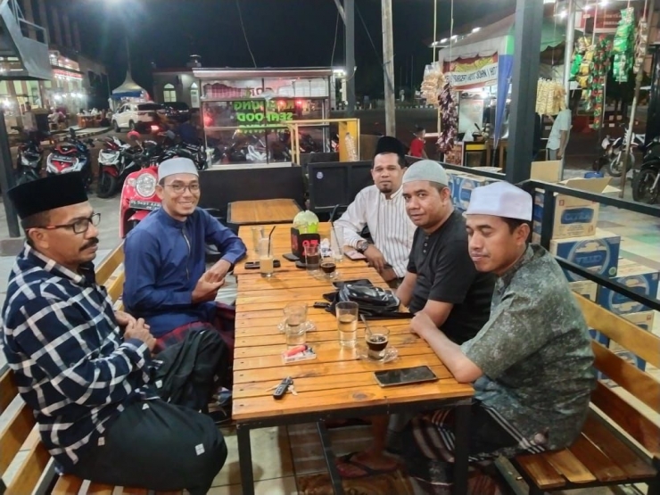 https://www.facebook.com/helmi.allangkawi Tgk Zahari Abdullah, Tgk Ikhwani, Tgk M Jafar bersama rekannya Ngopi di salah satu warkop Ulee Glee Pidie Jaya