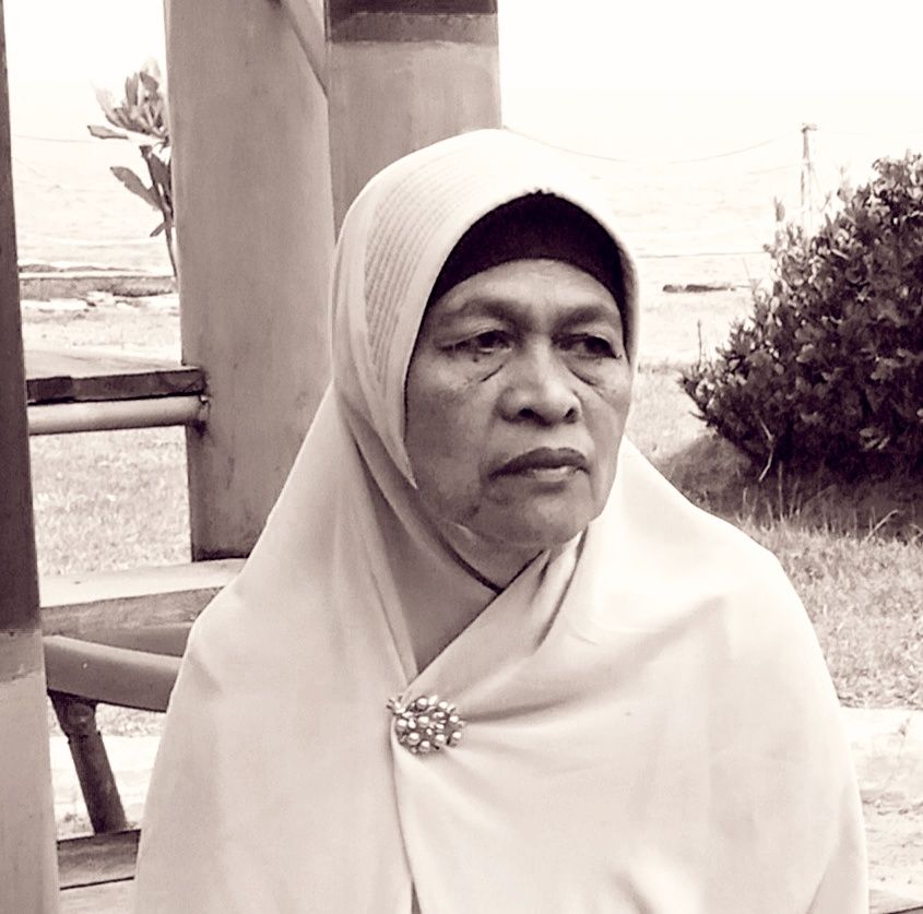 Ibu saat liburan keluarga ke Pantai Anyer Banten (Dokumentasi MUIS SUNARYA)