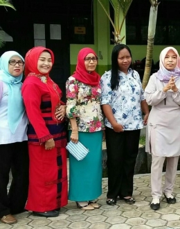 Ibu Esti Utami (merah) bersama rekan guru lainnya (foto: dokpri)