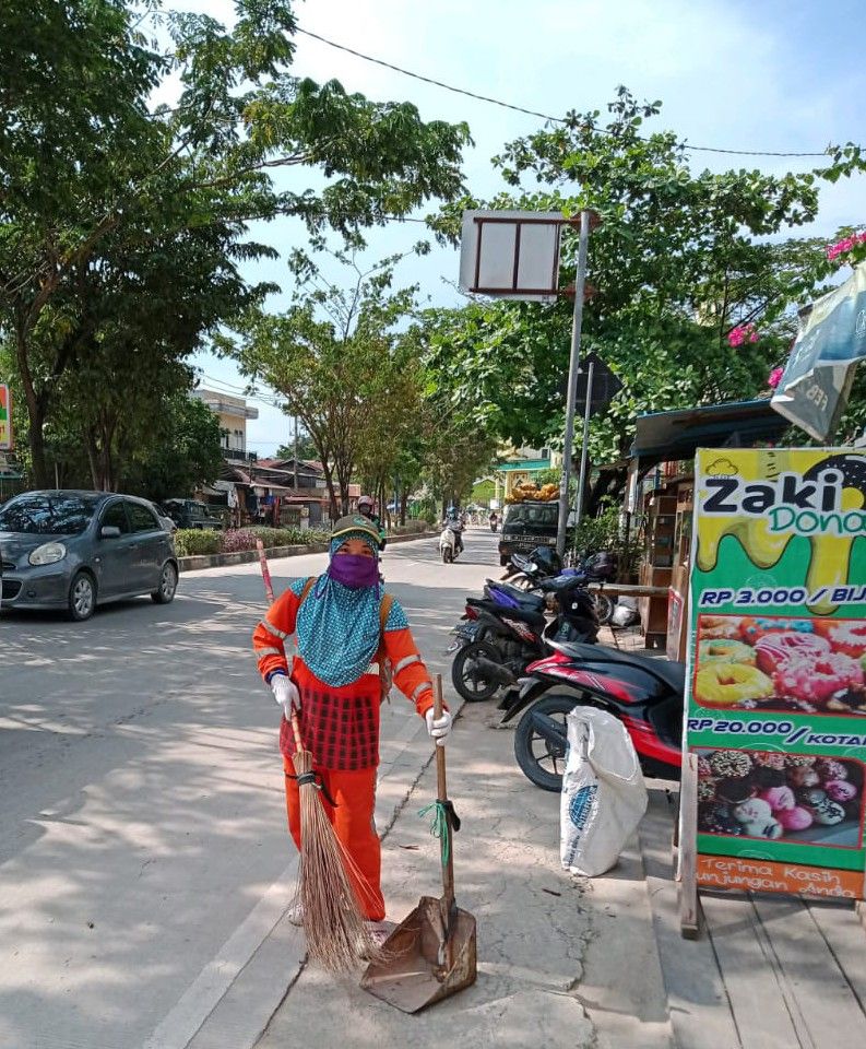 Ibu Dewi, dengan senang hati membantu kenyamanan pengguna jalan (foto: dokpri)